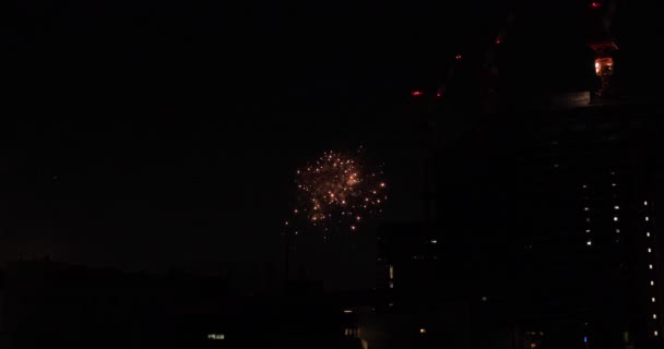 Fogos de artifício perto do edifício na cidade urbana de Tóquio na noite de verão tiro largo — Vídeo de Stock