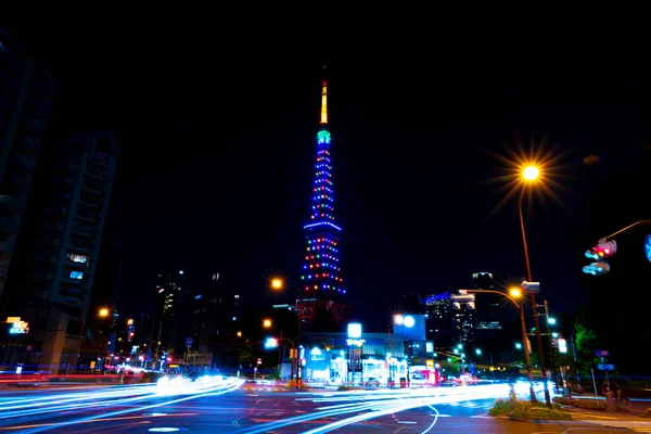 Een verlichte Tokio Toren op de avond brede schot — Stockfoto