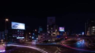 Tokyo 'daki şehir caddesindeki trafik sıkışıklığının gece görüntüsü.