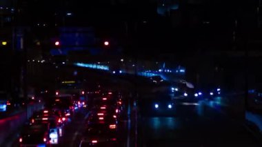Tokyo 'daki şehir caddesindeki trafik sıkışıklığının gece zoom' u