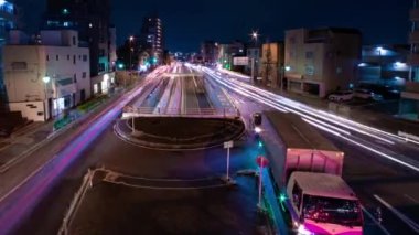 Tokyo 'daki şehir caddesindeki trafik sıkışıklığının gece görüntüsü.