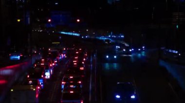 Tokyo 'daki şehir caddesindeki trafik sıkışıklığının gece zamanı.