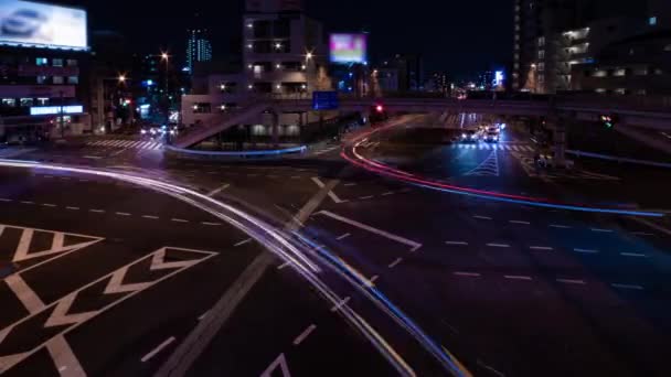 Sebuah malam tiLapse kemacetan lalu lintas di jalan kota di Tokyo tembakan panning lebar — Stok Video
