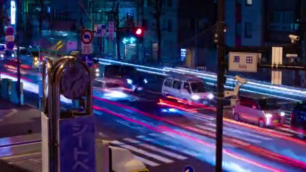 Un lapso de tiempo nocturno del atasco de tráfico en la calle de la ciudad en Tokyo tilt — Vídeos de Stock