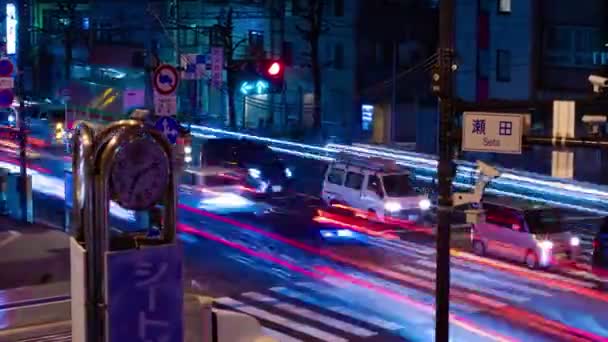 Tokyo yakınlarındaki şehir caddesindeki trafik sıkışıklığının gece zamanı. — Stok video