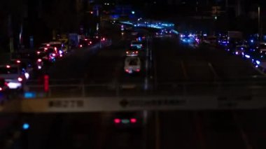Tokyo 'daki şehir caddesindeki minyatür trafik sıkışıklığının gece zamanı.