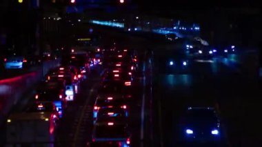 Tokyo 'daki şehir caddesindeki trafik sıkışıklığının gece zamanı.