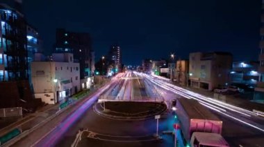 Tokyo 'daki şehir caddesindeki trafik sıkışıklığının gece görüntüsü.