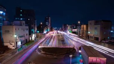 Tokyo 'daki şehir caddesindeki trafik sıkışıklığının gece görüntüsü.