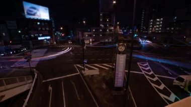 Tokyo 'daki şehir caddesindeki trafik sıkışıklığının gece görüntüsü.