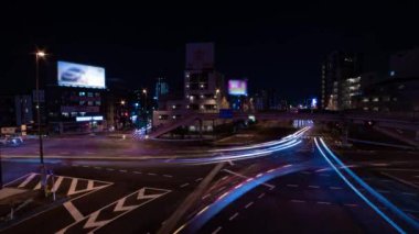 Tokyo 'daki şehir caddesindeki trafik sıkışıklığının gece görüntüsü.