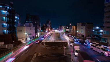 Tokyo 'daki şehir caddesindeki trafik sıkışıklığının gece görüntüsü.