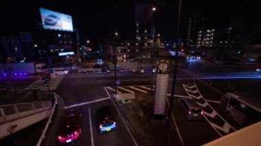 Tokyo 'daki şehir caddesindeki trafik sıkışıklığının gece görüntüsü.