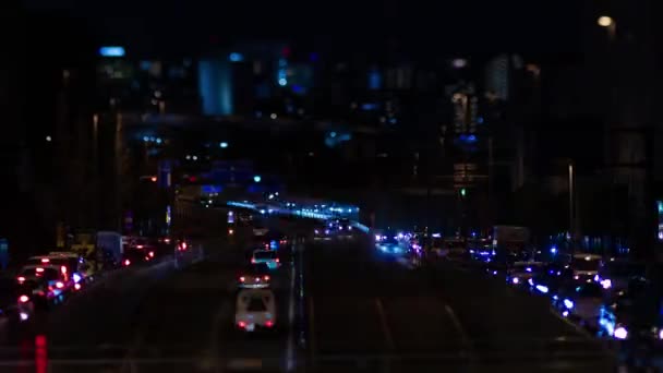 Ночной хронометраж миниатюрной пробки на городской улице Токио — стоковое видео