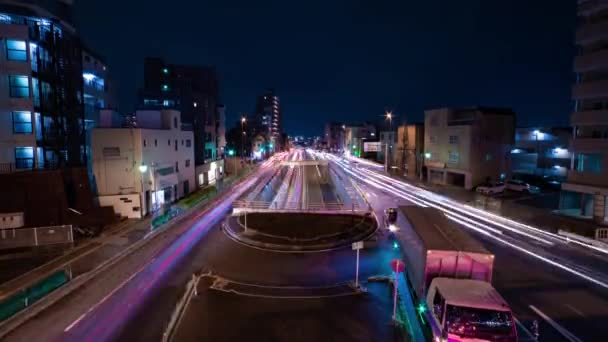 Ночной хронометраж пробки на городской улице в Токио широкий наклон выстрела — стоковое видео