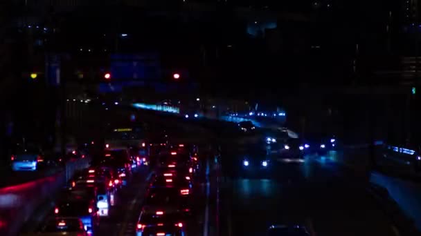 Un timelapse notturno dell'ingorgo stradale nella strada della città di Tokyo zoom long shot — Video Stock