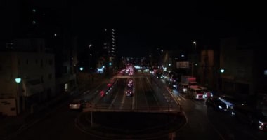 Tokyo 'da şehir caddesinde gece trafiği sıkışık.