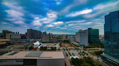 Tokyo kentsel caddesindeki şehir manzarasının zaman çizelgesi. Gündüz yüksek açı geniş açı.