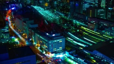 Tokyo 'nun yüksek açılı kentindeki panoramik manzaranın gece görüntüsü.