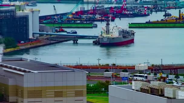 Un timelapse de vista de ángulo alto cerca del área de la bahía en Tokio zoom de tiro largo durante el día — Vídeos de Stock