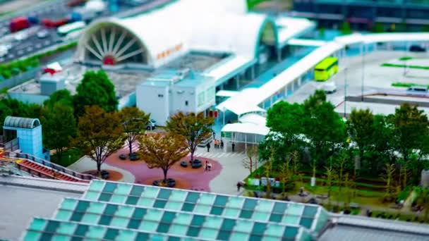 Kaupunkikuva Tokion kaupunkikadulla päiväsaikaan korkeassa kulmassa kallistuvassa zoomissa — kuvapankkivideo