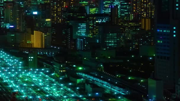 東京都内の市街地での夜景のタイムラプス高角度ロングショットパンニング — ストック動画