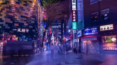 Setagaya Tokyo 'daki neon kasabasının bir gece vakti.