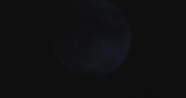 Uma lua cheia num fundo de céu escuro e nublado — Vídeo de Stock