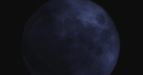 Ein Vollmond vor dunklem, bewölkten Nachthimmel — Stockvideo