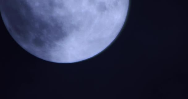 Pełnia księżyca na tle ciemnego zachmurzonego nocnego nieba — Wideo stockowe