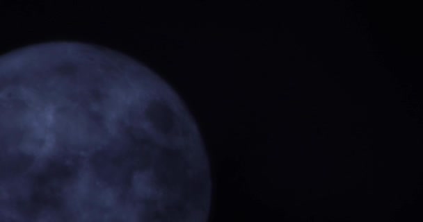 Úplněk na pozadí tmavé oblačné noční oblohy — Stock video