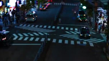 Shinjuku Tokyo 'daki neon sokağının gece kayması yüksek açı eğim kayması