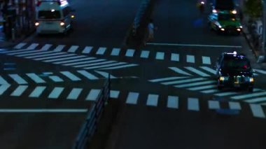 Shinjuku Tokyo 'daki neon sokağının gece kayması yüksek açılı tiltshift zoom