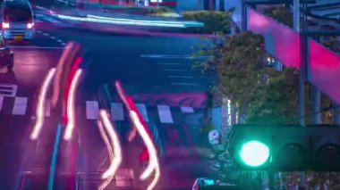 Shinjuku Tokyo 'daki neon sokağının uzun açılı gece görüntüsü.