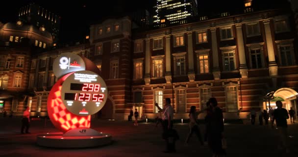 Un paesaggio urbano notturno di persone che passeggiano nella città degli affari a Tokyo — Video Stock