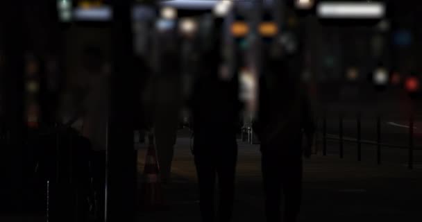 Un paisaje urbano nocturno de gente caminando en la ciudad de negocios en Tokio — Vídeos de Stock