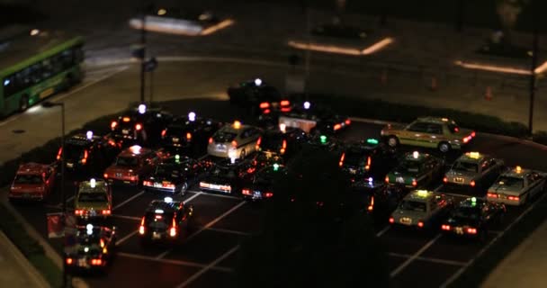 東京のビジネス街を歩く群衆の夜の街並みが高い角度をシフト — ストック動画