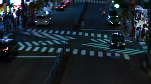 En natt timelapse av neon gatan i Shinjuku Tokyo hög vinkel tiltshift — Stockvideo