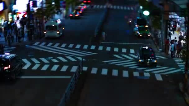 Noční čas z neonové ulice v Shinjuku Tokyo vysoký úhel náklonu posuvu — Stock video