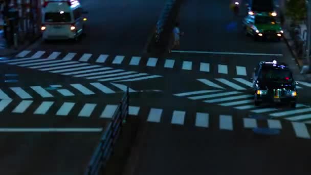 Un timelapse nocturno de la calle de neón en Shinjuku Tokyo zoom de inclinación de alto ángulo — Vídeo de stock