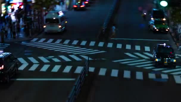 Ночной хронометраж неоновой улицы в Токийском Синдзюку с высоким углом наклона — стоковое видео