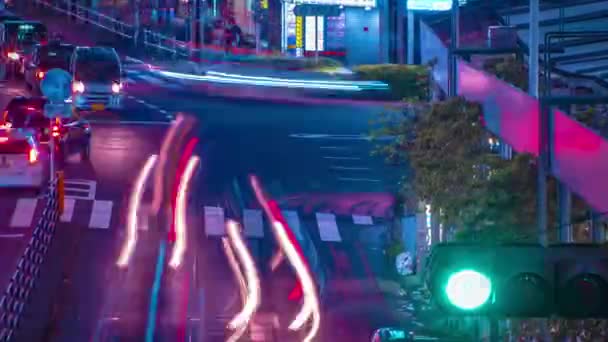 Un timelapse noche de la calle de neón en Shinjuku Tokio gran angular zoom de largo alcance — Vídeos de Stock