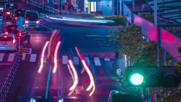 Un timelapse noche de la calle de neón en Shinjuku Tokio alto ángulo largo tiro inclinación — Vídeos de Stock