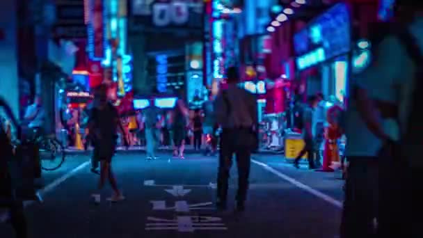 Noční čas z neonové ulice v centru v Shinjuku Tokyo náklon posun — Stock video