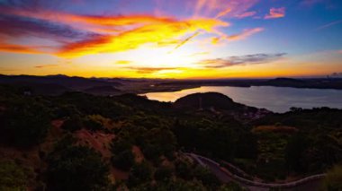 Hamamatsu Shizuoka 'daki Okuhamana Gölü' nün yakınında gündoğumu zamanı geniş açılı çekim.