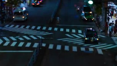 Shinjuku Tokyo 'daki neon sokağının gece vardiyası.