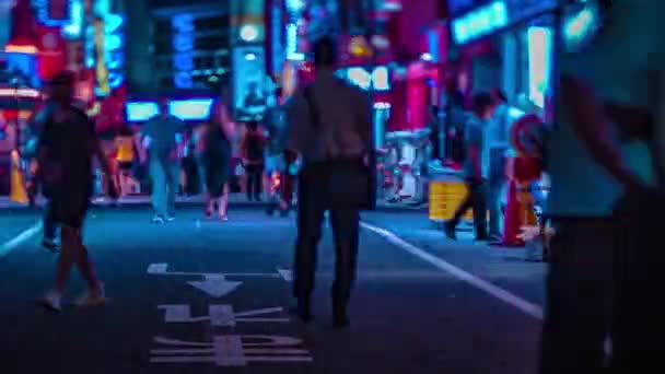Noční čas z neonové ulice v centru v Shinjuku Tokyo tiltshift panning — Stock video