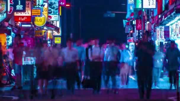 Een avond timelapse van de neon straat bij de benedenstad in Shinjuku Tokio gok panning — Stockvideo