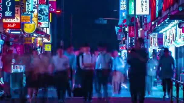Een avond timelapse van de neon straat bij de benedenstad in Shinjuku Tokio lange schot zoom — Stockvideo