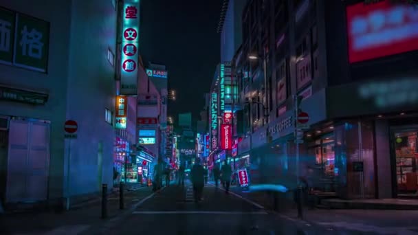 Un timelapse nocturno de la calle neón en el centro de Shinjuku Tokio zoom de tiro ancho — Vídeo de stock